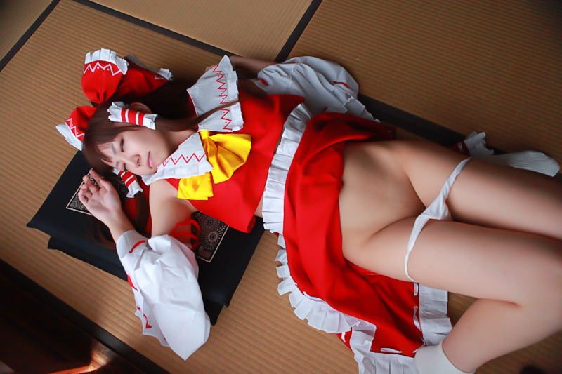 [Cosplay] Reimu Hakurei with dildo and toys - Touhou Project Cosplay